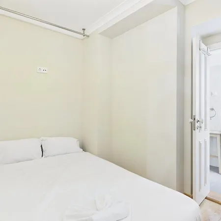 2br W/ Terrace & Castle Sao Jorge Views - Alfama | By Airnest